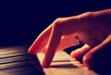 南宫28：要集中注意力！蒋光太分球右路，高准翼停球失误出了边线.